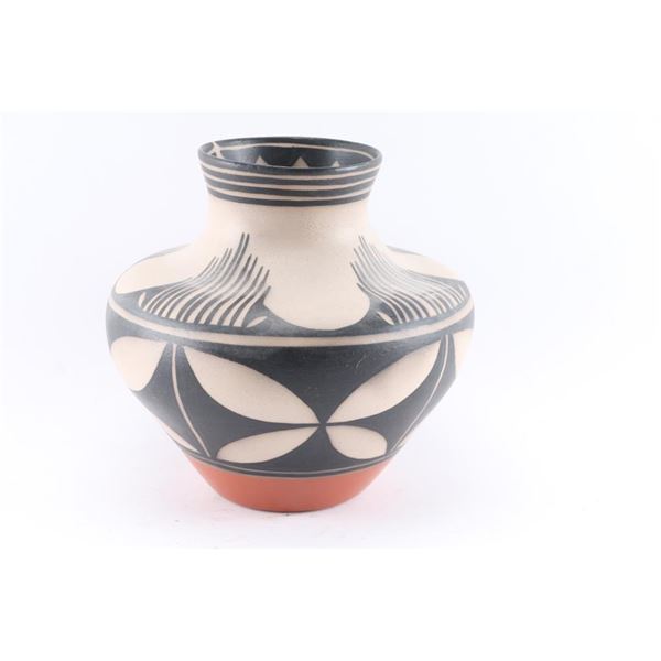 Beautiful Santo Domingo Pot.
