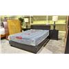 Image 2 : 5-PC BEDROOM SUITE INCLUDING; QUEEN SIZE BED WITH MATTRESS, 2 NIGHT STAND & 2 TABLE LAMPS WITH