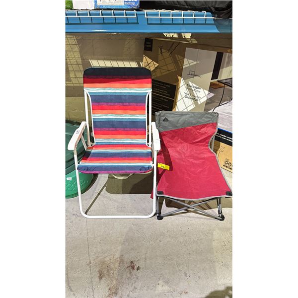 2 FOLDING CHAIRS