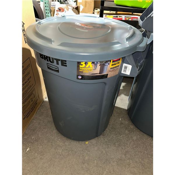 Brute Rubbermaid Garbage Can and Lid