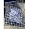 Image 2 : London Luxury Heated Throw Blue and White Checkered Pattern