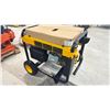 Image 2 : *NEW* DEWALT DXGNR5700 PORTABLE GAS GENERATOR