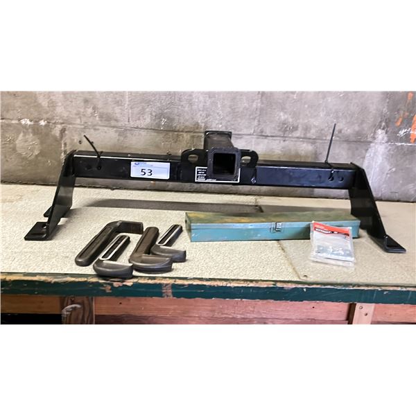 ASSORTED ITEMS INCLUDING; HEAVY DUTY HITCH ATTACHMENT, BROAD HINGES, JACK STAND ADJUSTERS & MORE