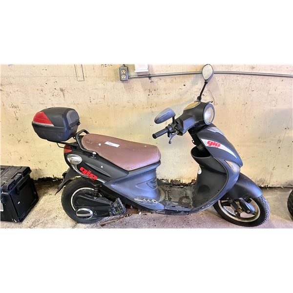GIO ELECTRIC SCOOTER (UNKNOWN RUNNING CONDITION, NO KEYS, NO CHARGER)