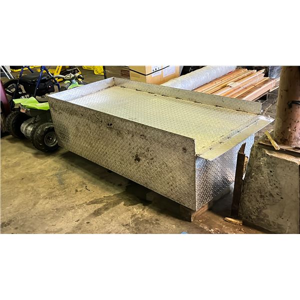 METAL TRUCK BOX 6' X 32"