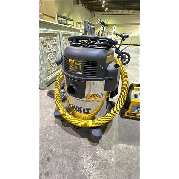 DEWALT STEALTHSONIC SHOP VACUUM WITH ATTACHMENTS *UNKNOWN WORKING CONDITION*