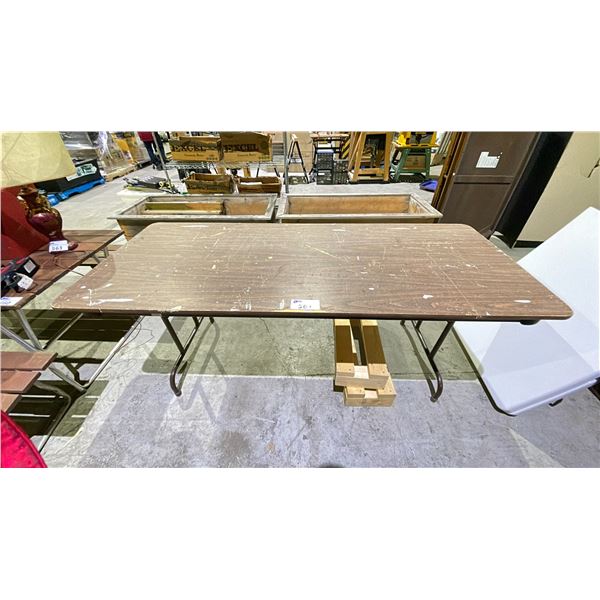 FOLDING TABLE WITH RISERS