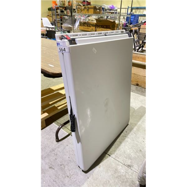 FOLDING TABLE