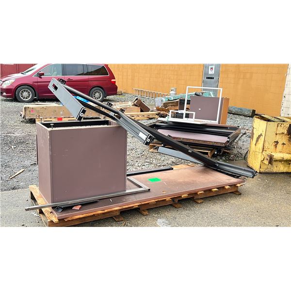 LOT OF ASSORTED OFFICE FURNITURE INCLUDING; DESK, CUBICLE WALLS & MORE