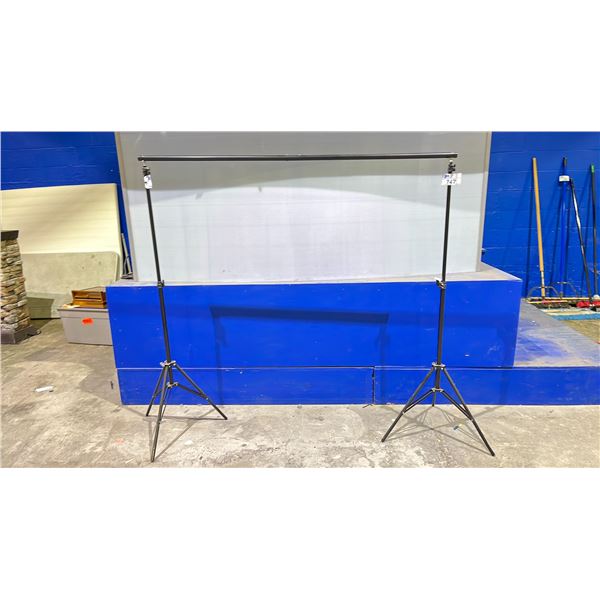 ADJUSTABLE BACKDROP STAND