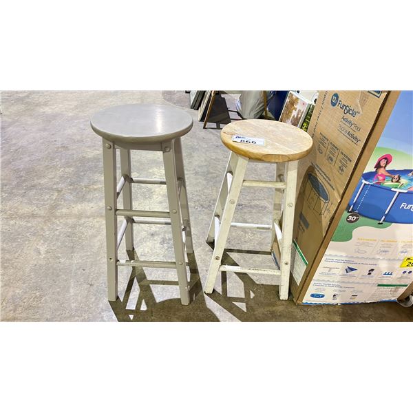 2 STOOLS