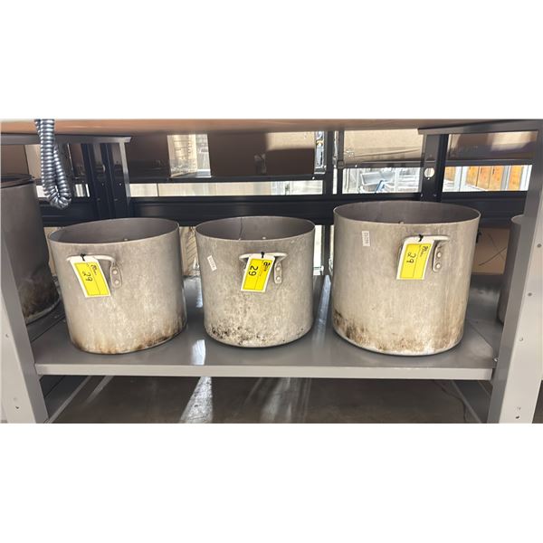 SHELF OF ASSORTED SIZED COMMERCIAL STOCK POTS