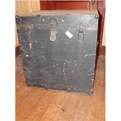 Large square trunk, with keys!
