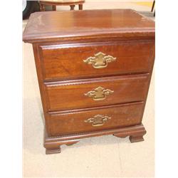 3 drawer nightstand w/bracket feet