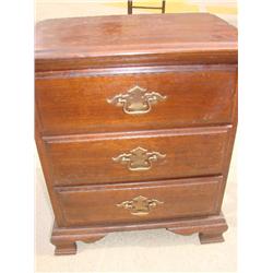 3 drawer nightstand w/bracket feet