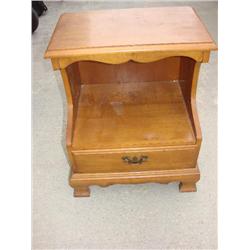 Maple nightstand w/one drawer
