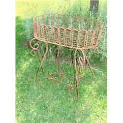 Metal plant stand w/scalloped edging