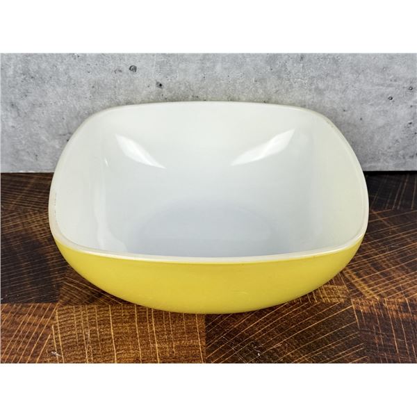 Pyrex 515b-015 Hostess Yellow Casserole