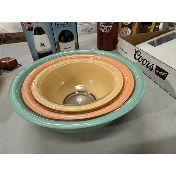 Pyrex nesting bowls