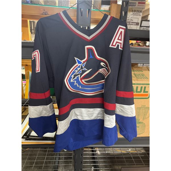 Vancouver Canucks jersey size not shown