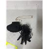 Image 1 : Lace gloves and purse