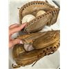 Image 3 : Ball gloves and balls