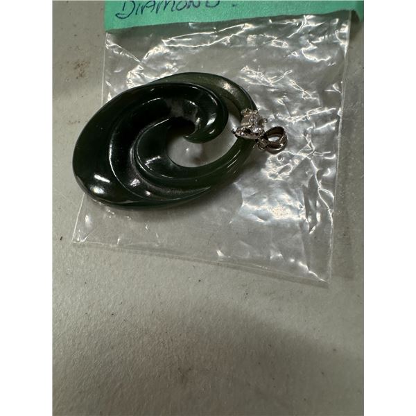 Jade pendant with 18 K clasp stone unknown