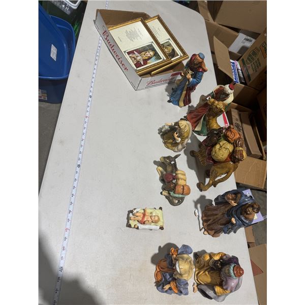 Nativity people and other religious items, some broken