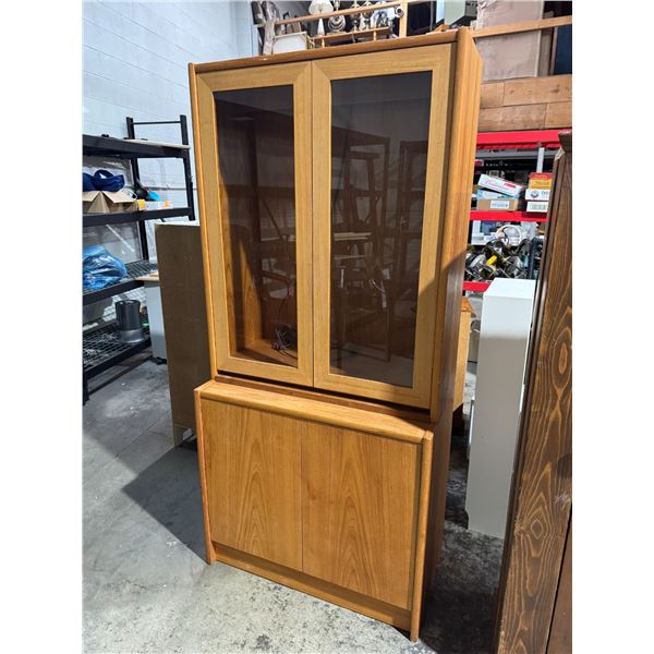 2 pc display cabinet lights up no shelves