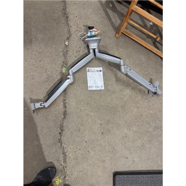 Dual monitor mount