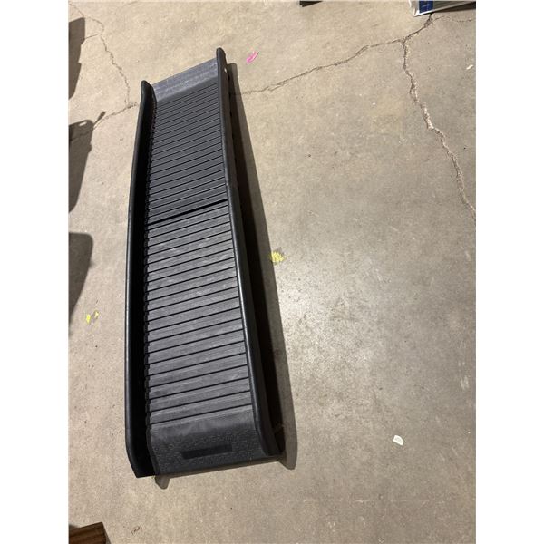 Folding pet ramp