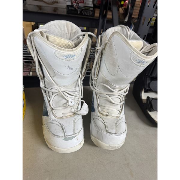 Snowboard boots size 9