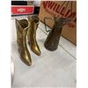 Image 1 : Brass boots and jug