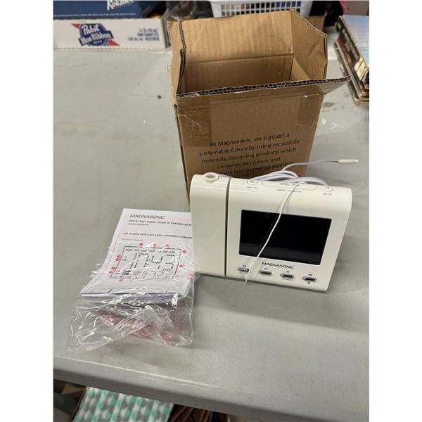 Magnasonic clock radio