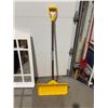 Image 1 : Shovel