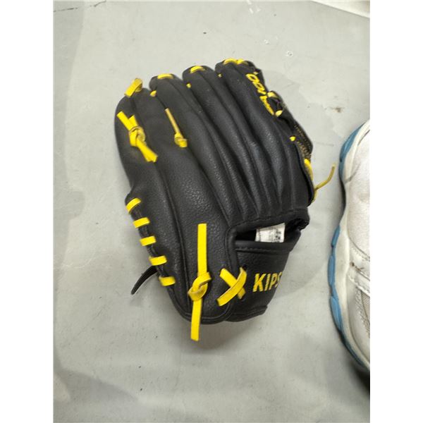 Child's 10.5 inch ball glove