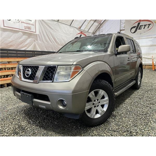 A12T -- 2005 NISSAN PATHFINDER LE, BROWN, 256704 KMS, 4X4