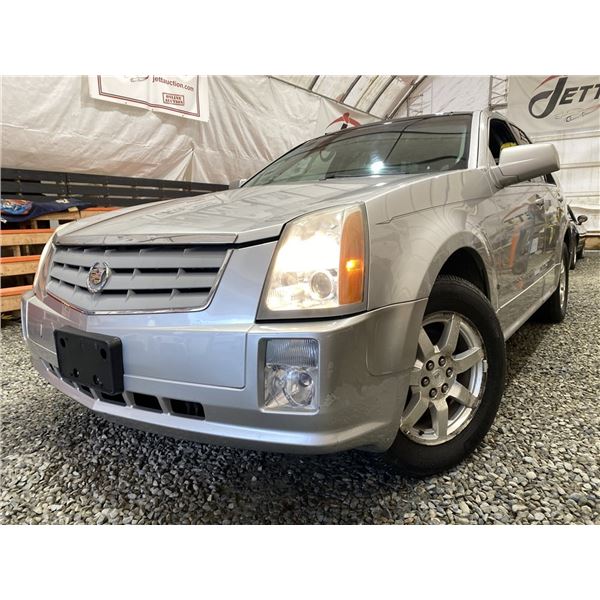 A12W -- 2006 CADILLAC SRX, SILVER, 192347 KMS, ALL WHEEL DRIVE