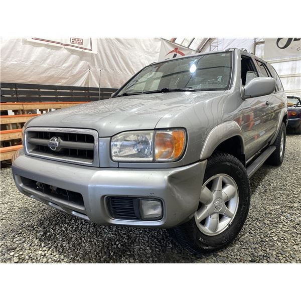A12V -- 2001 NISSAN PATHFINDER, GREY, 215616 KMS, 4X4