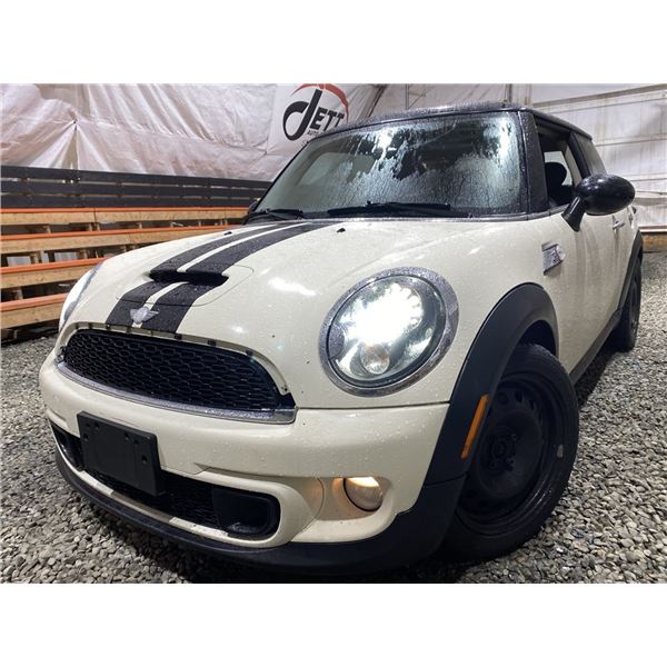 A12N -- 2011 MINI COOPER, WHITE, 185727 KMS, FRONT WHEEL DRIVE !NO RESERVE!