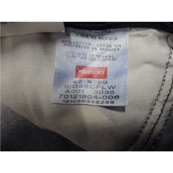 NEW:  MEN'S WRANGLER JEANS (SIZE 42 X 29) - PAIR