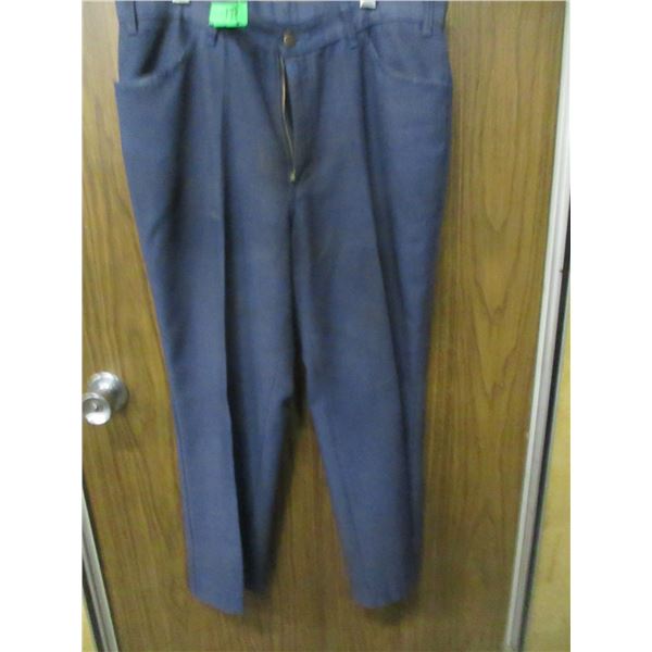MEN'S JEANS (SIZE 30 X 32)