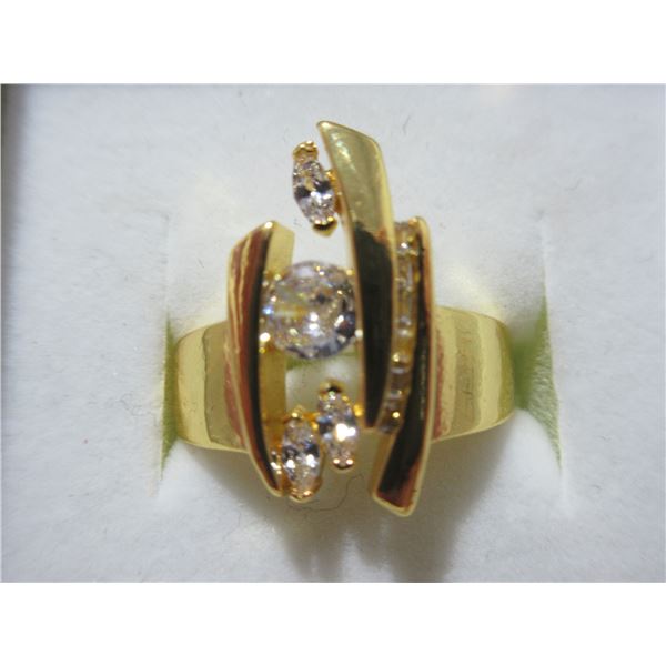 NEW:  GOLDTONE & GEMSTONE GEOMETRIC RING (SIZE 8)