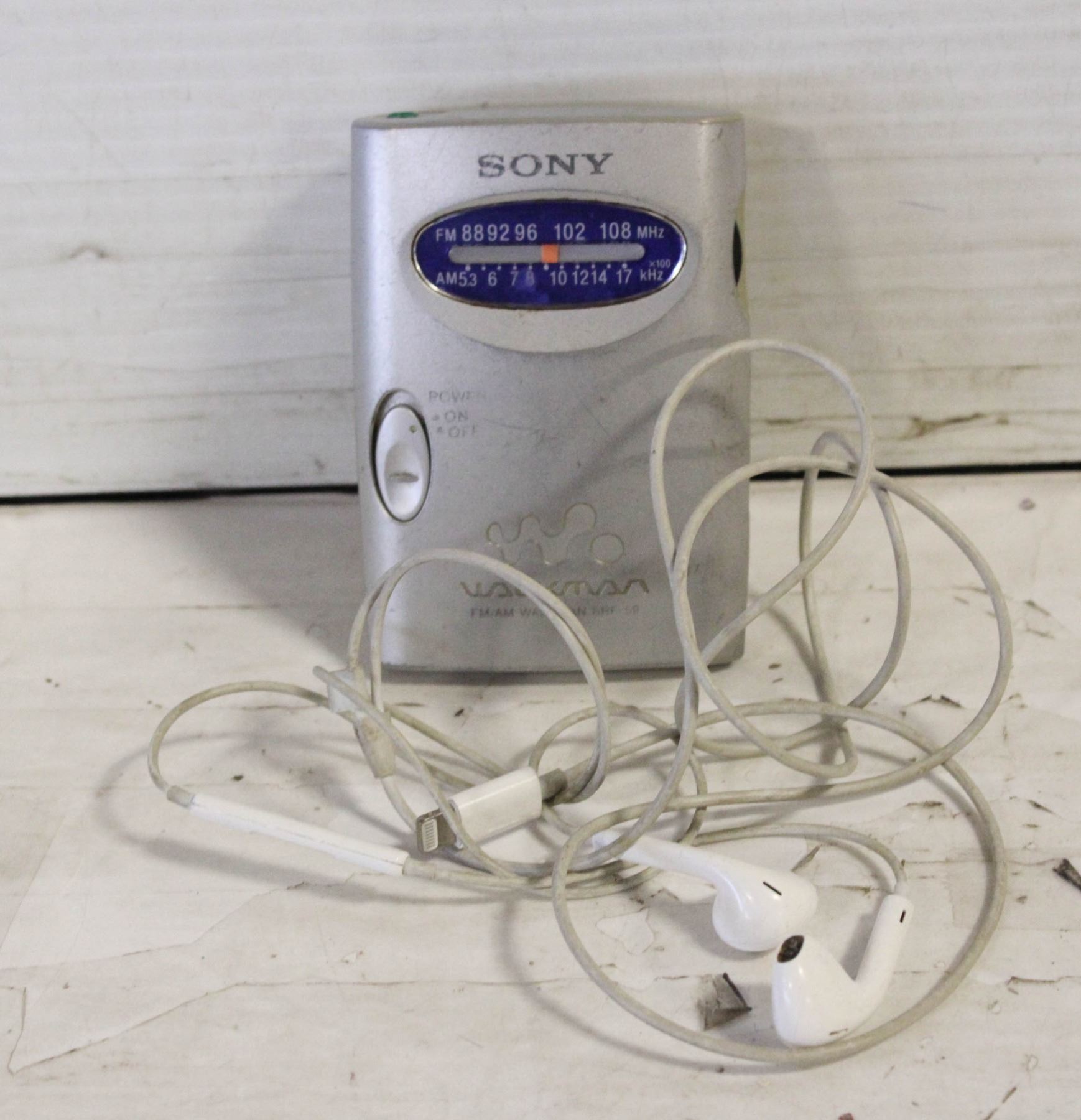SONY WALKMAN AM-FM RADIO & HEADPHONES