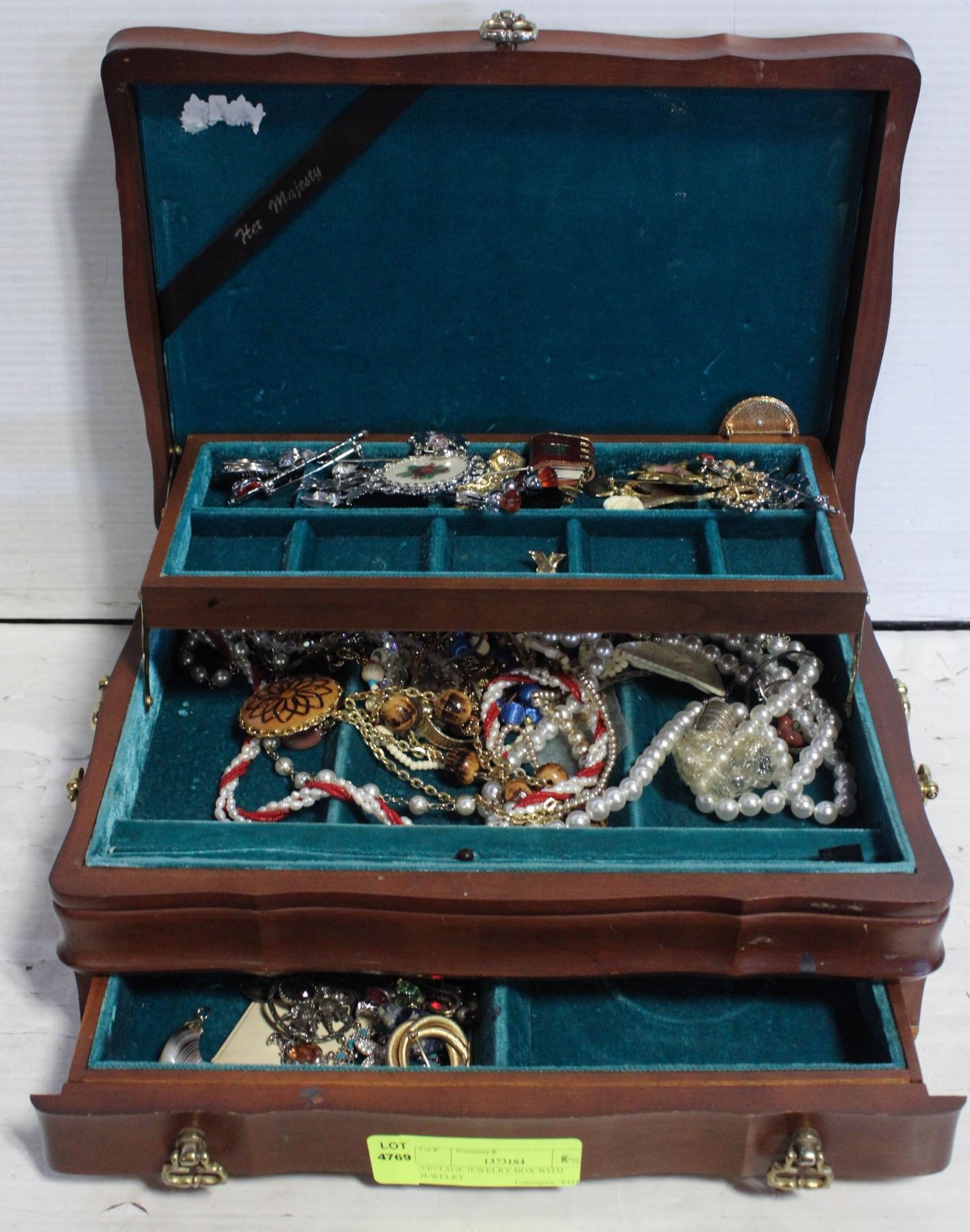 VINTAGE JEWELRY BOX WITH JEWELRY Kastner Auctions vintage-jewelry-box-with-jewelry-kastner-auctions