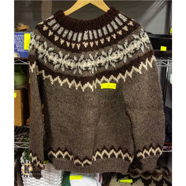 MENS L/XL COWICHAN B.C WOOL PULLOVER SWEATER-