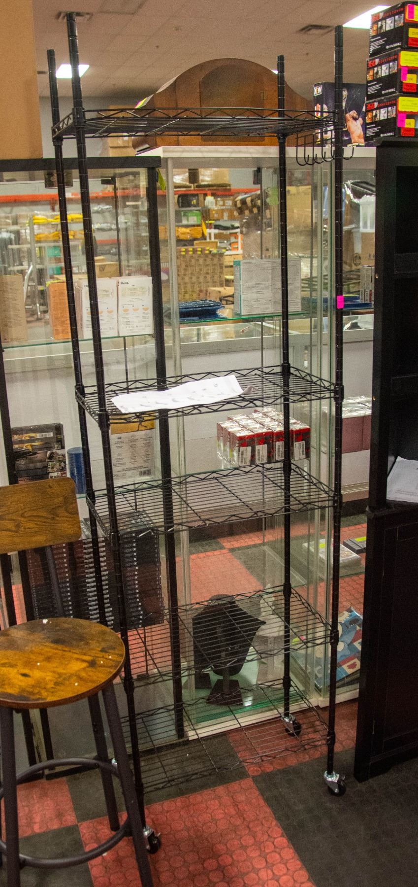 NEW ASSEMBLED WIRE RACK ON WHEELS