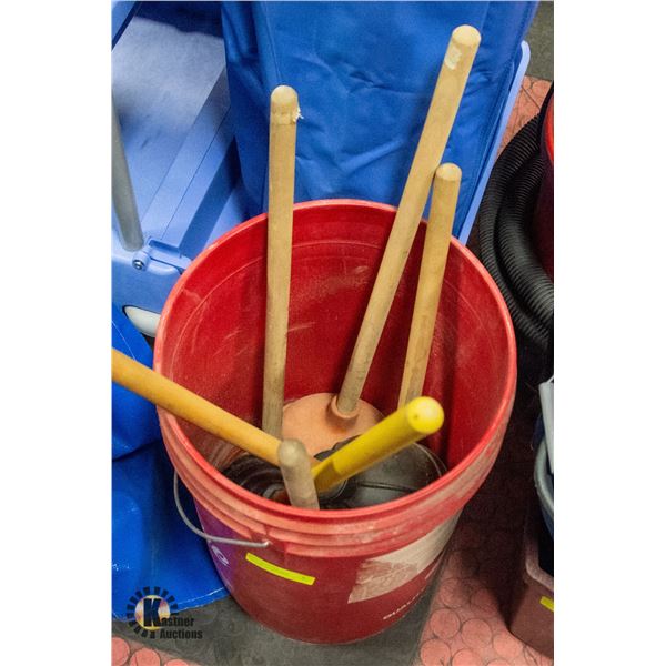 BUCKET WITH 7 PLUNGERS - OLD STOCK