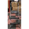 Image 1 : 3 TIER FOLDING STEP LADDER