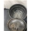 Image 2 : 4 Graniteware Pots With Lids